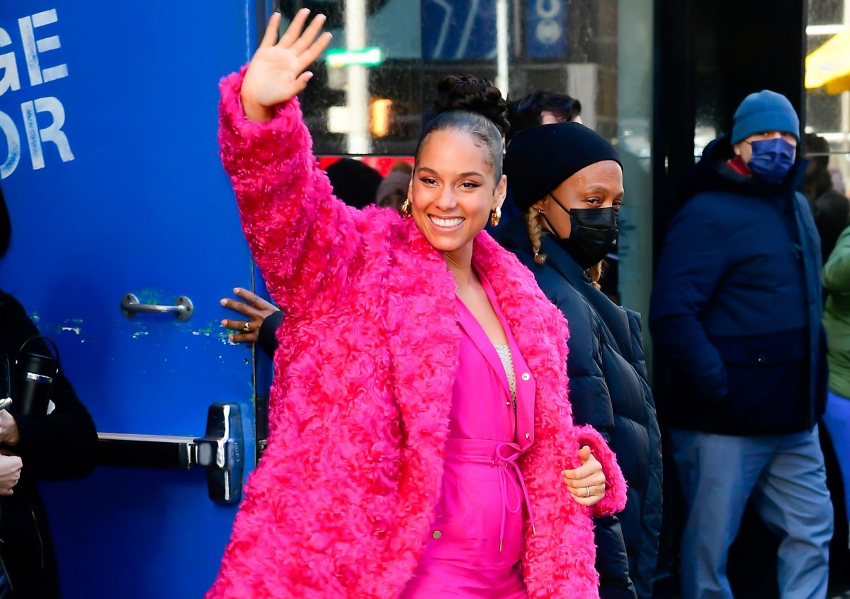 Alicia Keys salue les fans devant le studio 