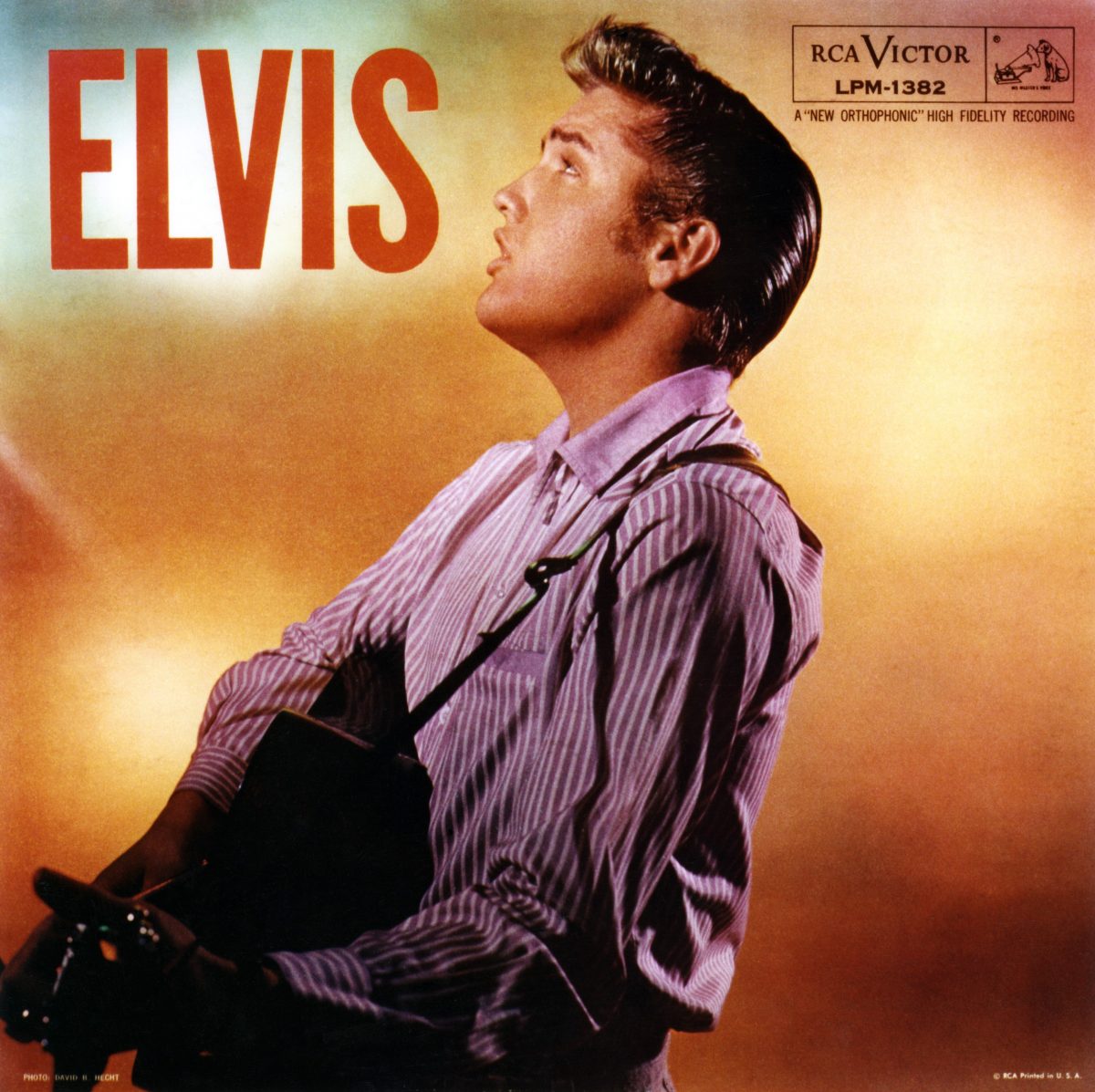 Elvis Presley tenant une guitare