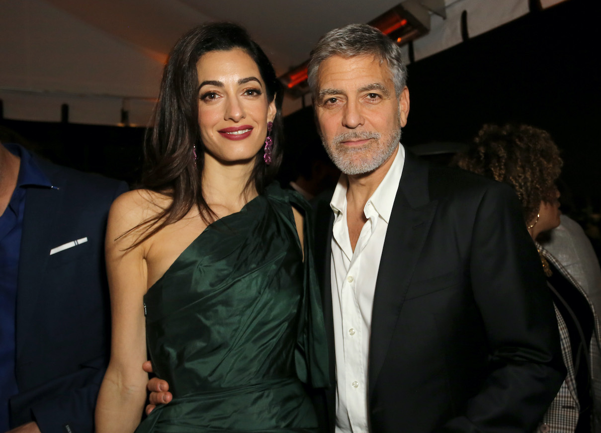 Amal Clooney et George Clooney posent ensemble pour assister à la première de 