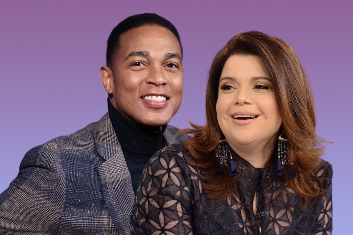 Don Lemon porte un blazer à carreaux bleus et gris alternés et un col roulé noir tandis qu'Ana Navarro sourit et porte un haut bleu à découpes de fleurs