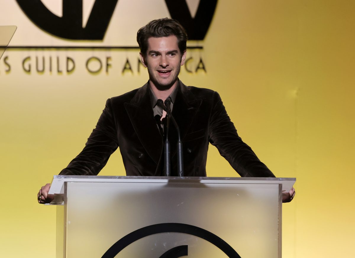 Andrew Garfield prend la parole lors des Producer's Guild of America Awards.