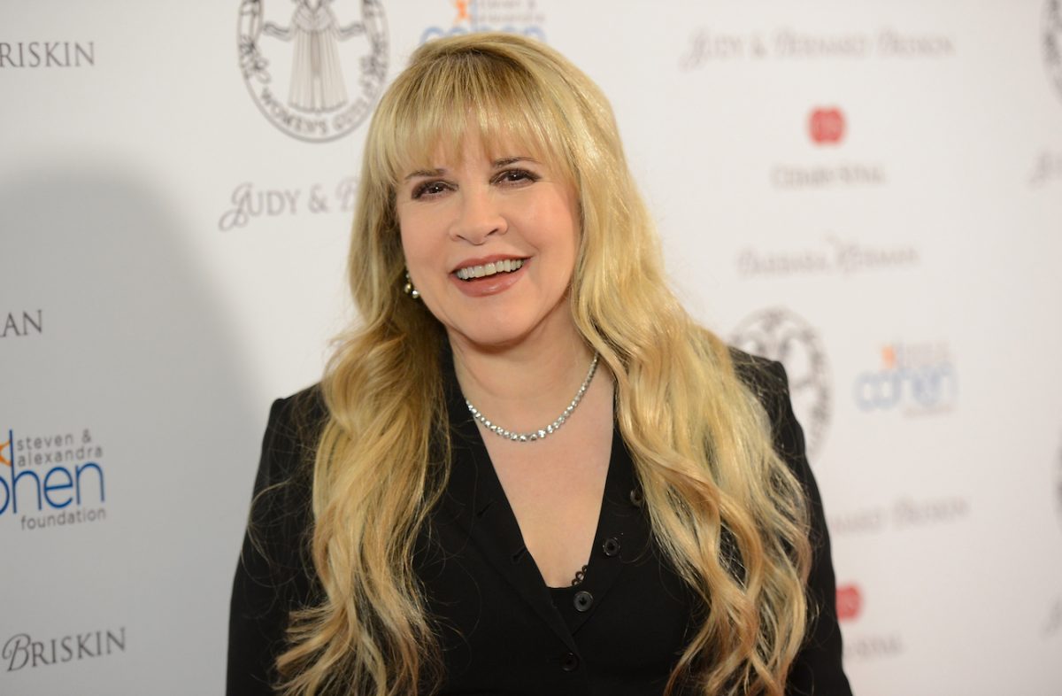 Stevie Nicks vêtue de noir au gala annuel 2012 de la Guilde des femmes.