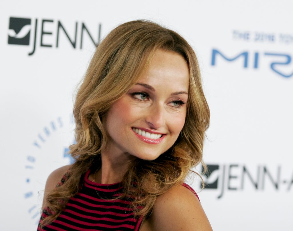 Giada De Laurentiis, personnalité de Food Network, est photographiée dans un chemisier à rayures rouges sans manches.