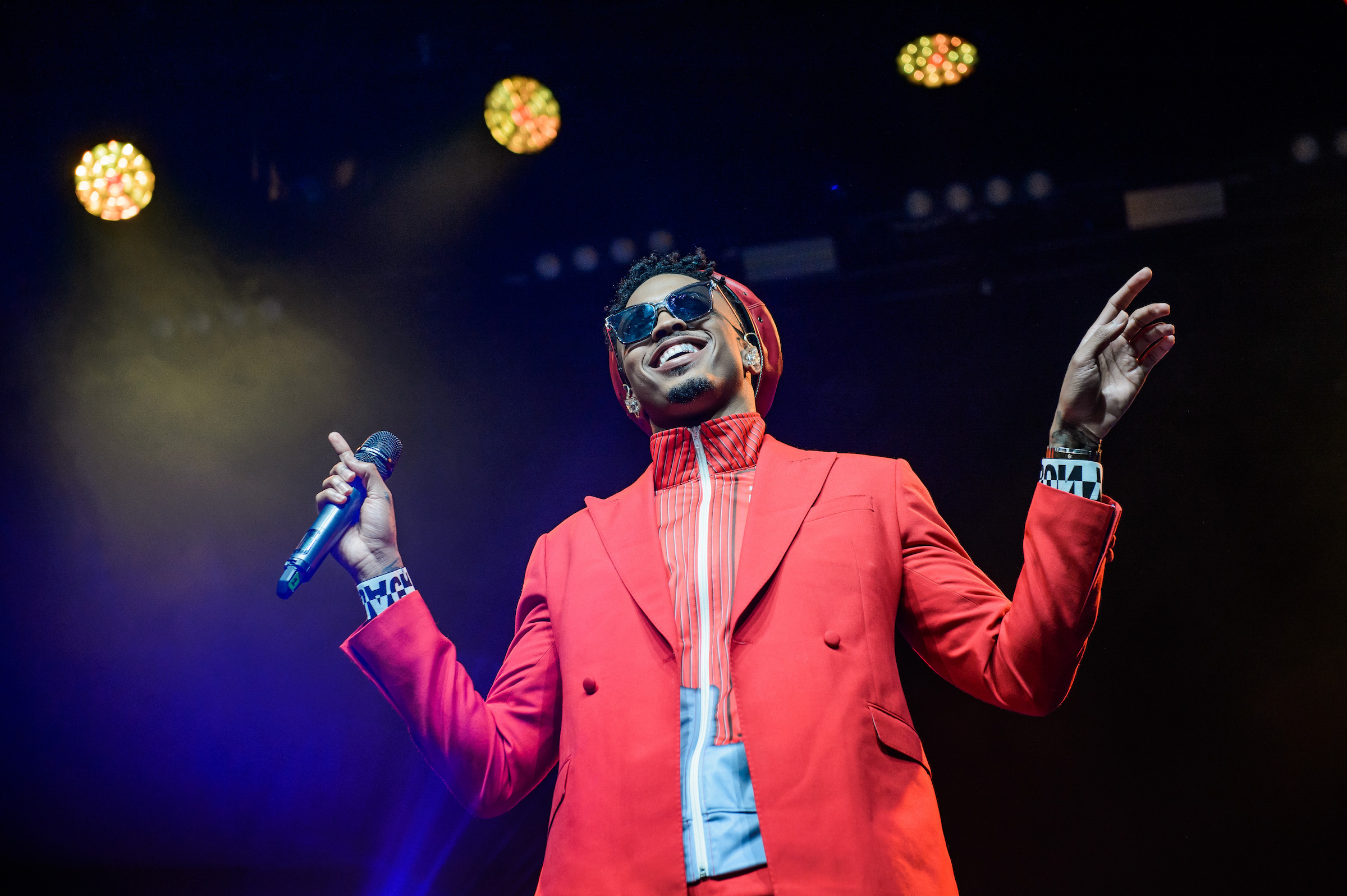 August Alsina vêtue de rouge