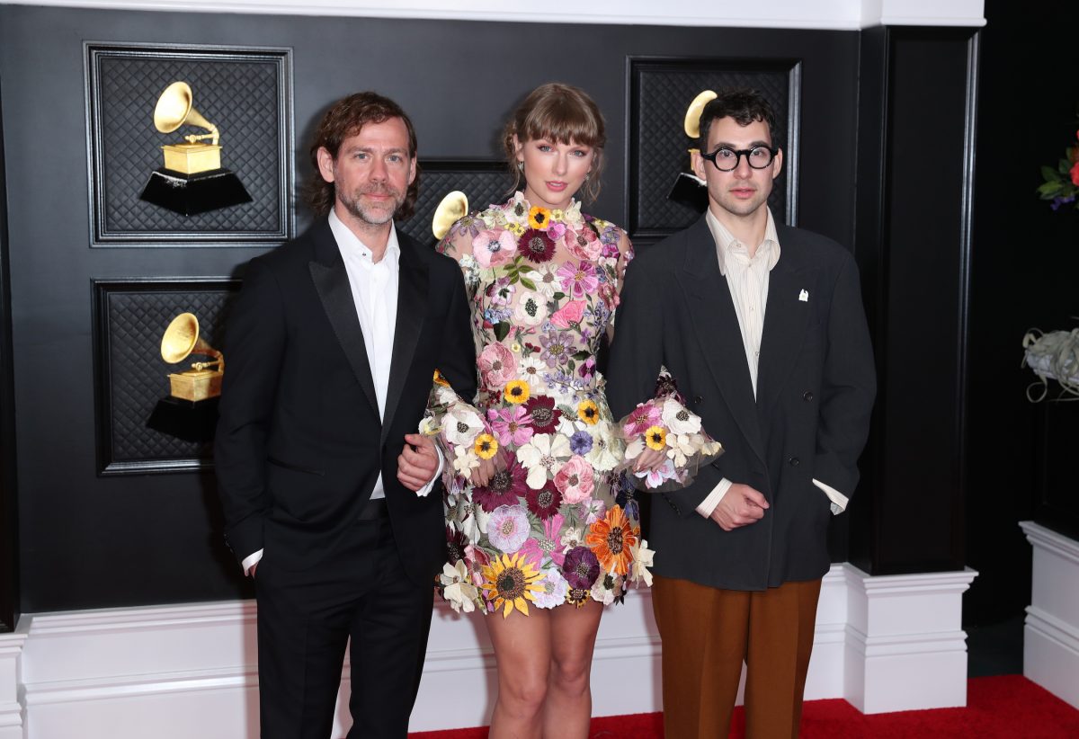 Aaron Dessner, Taylor Swift et Jack Antonoff sur le tapis rouge de la 63e cérémonie des Grammy Awards
