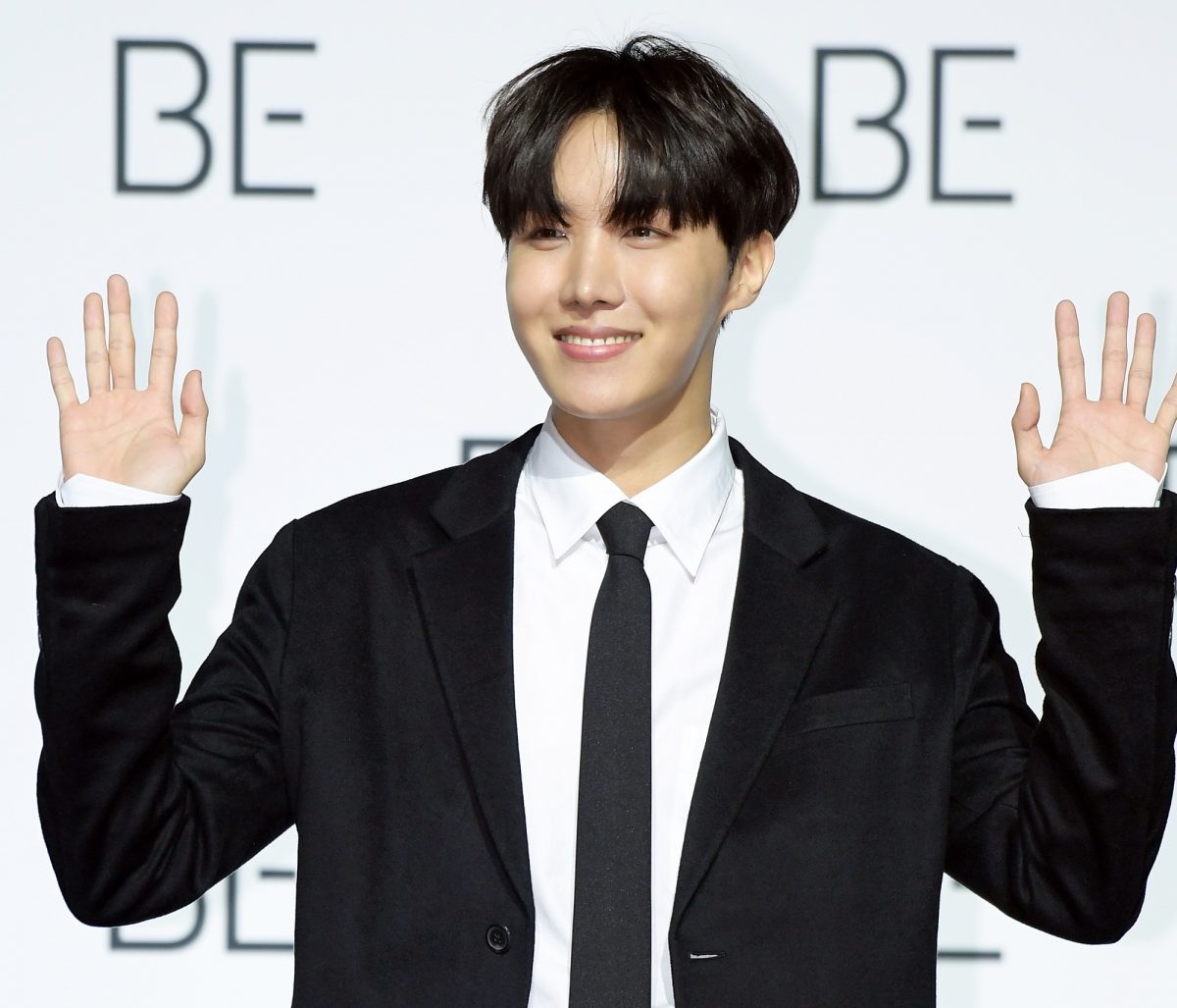 J-Hope de BTS lève la main lors de la conférence de presse de BTS pour leur album 'BE'