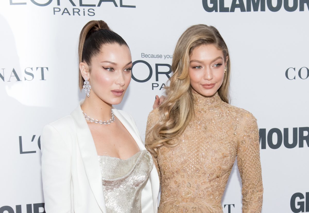 Bella Hadid et Gigi Hadid posant l'une à côté de l'autre devant un fond blanc