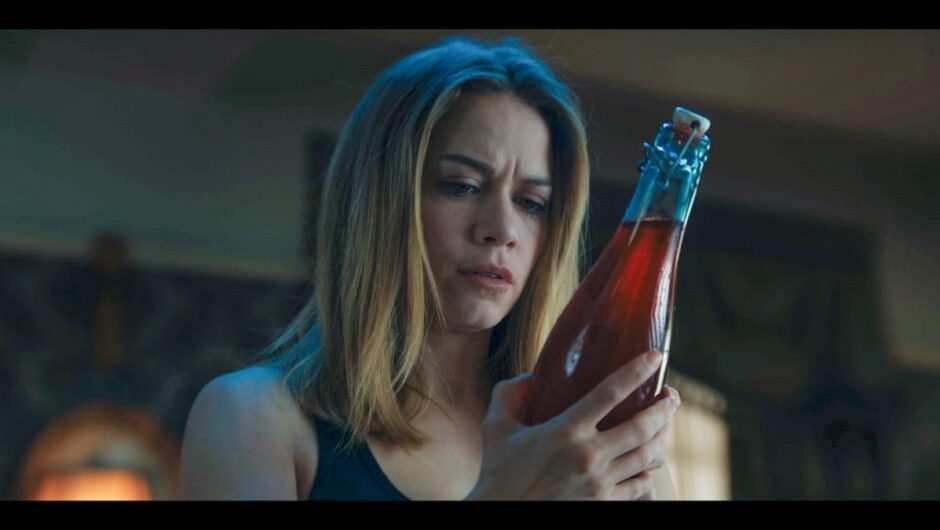 « So Cold the River »: Bethany Joy Lenz parle de « s&rsquo;installer dans le monde d&rsquo;un narcissique » dans le rôle d&rsquo;Erica Shaw