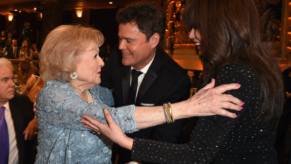Betty White est probablement vraiment en colère, elle n&rsquo;a pas atteint 100 – « Elle était tellement finissante », dit Marie Osmond