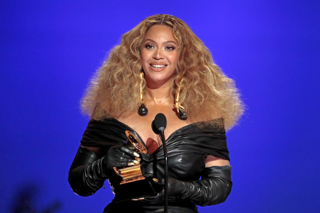 Beyoncé tenant un Grammy Award