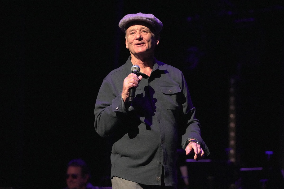 Bill Murray parle sur scène tout en tenant un microphone.