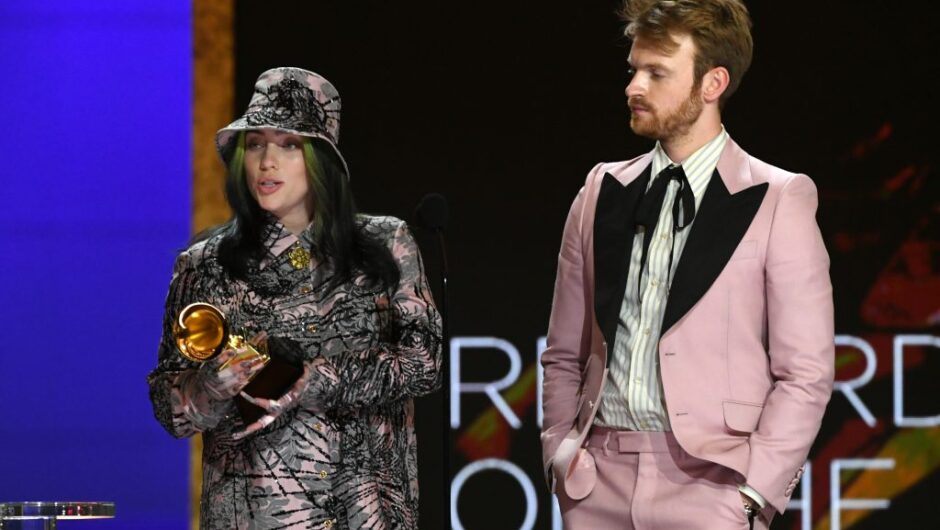 Billie Eilish et Finneas s&rsquo;apprêtent à interpréter « No Time to Die » lors de la cérémonie des Oscars 2022