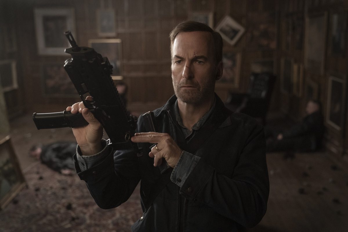 Personne : Bob Odenkirk avec une mitrailleuse