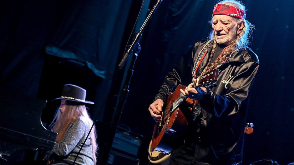 Willie Nelson a avoué une fois qu&rsquo;il était « en retard » sur sa sœur « prodige du piano », Bobbie