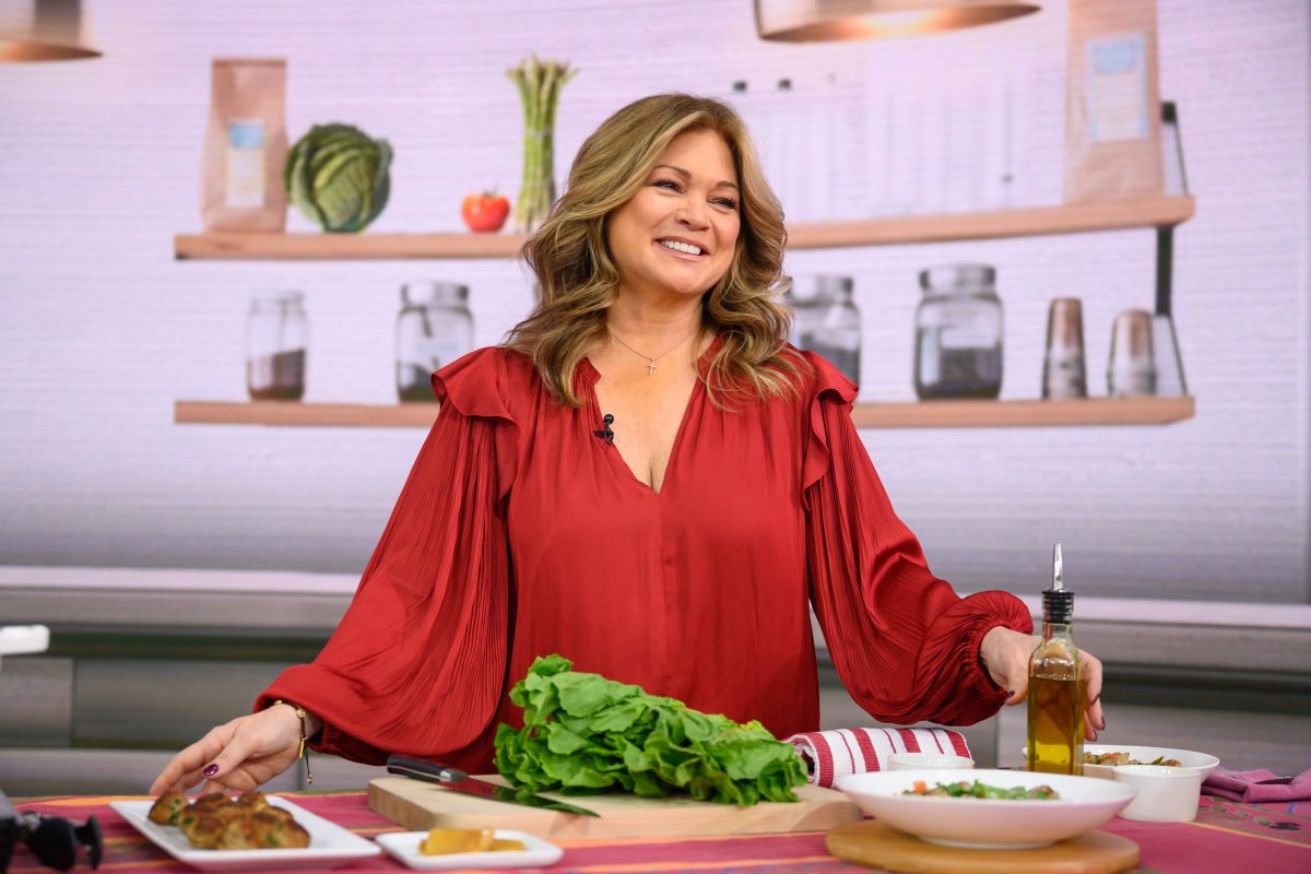 La personnalité de Food Network, Valerie Bertinelli, apparaît dans un chemisier rouge à manches longues dans 