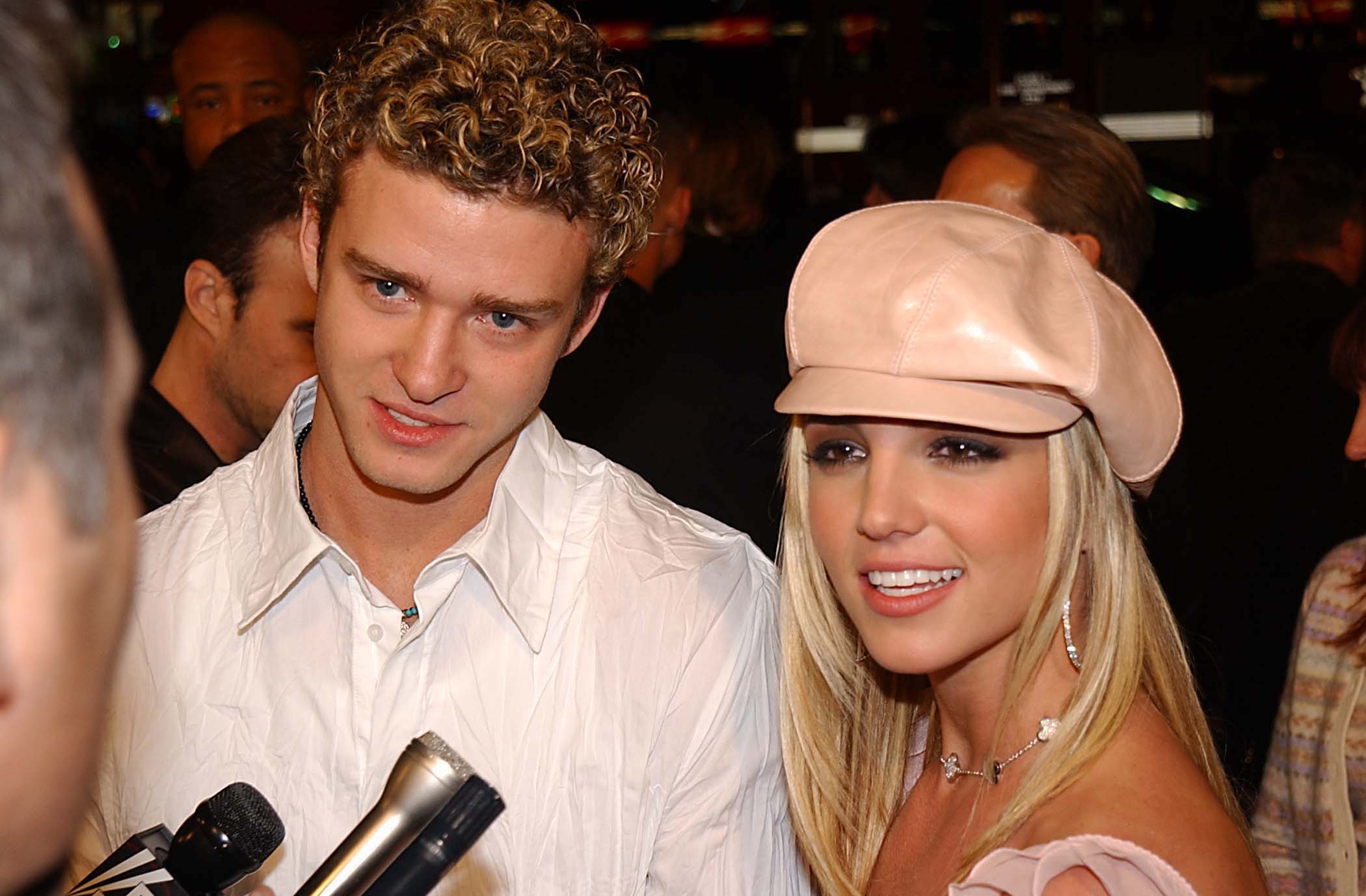 Justin Timberlake et Britney Spears parlent à un journaliste