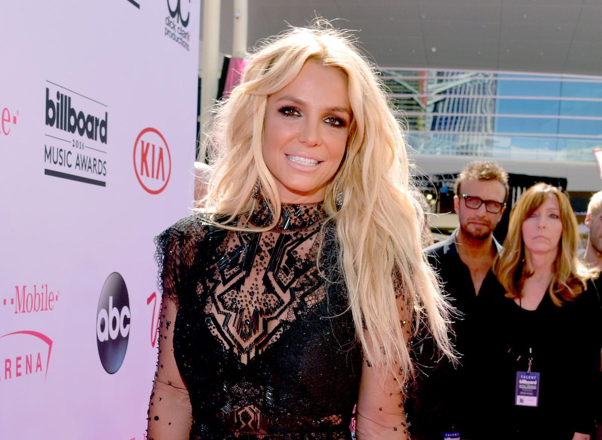 Britney Spears sourit lors d'un événement.