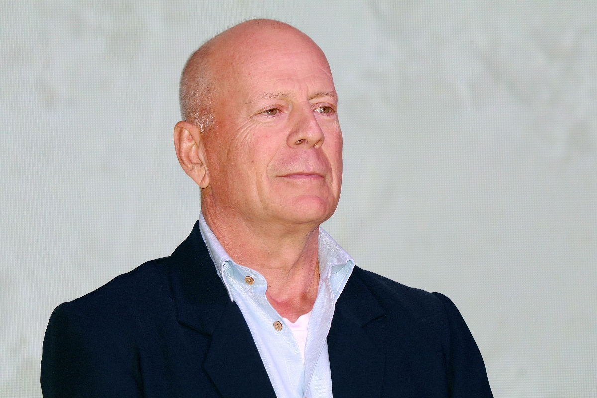 Bruce Willis porte un costume noir et une chemise bleue lors de l'activité CocoBaba And Ushopal à Shanghai.