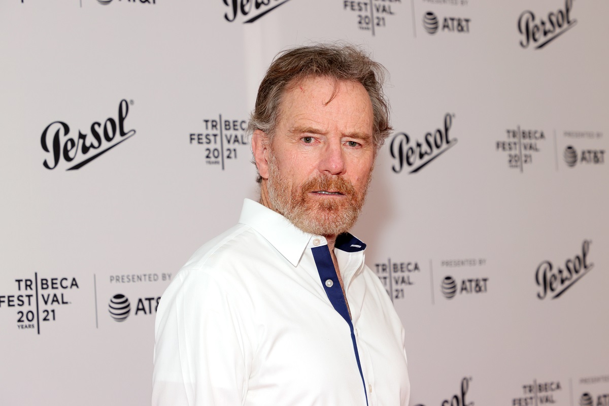 Bryan Cranston posant en portant une chemise blanche.