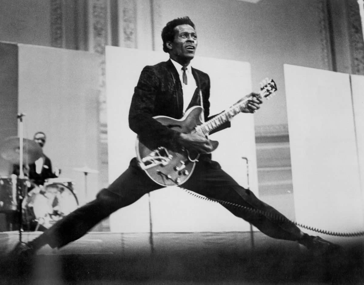 Chuck Berry tenant une guitare