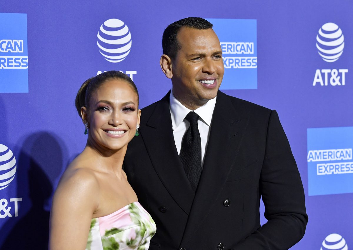 Jennifer Lopez et Alex Rodriguez posent lors d'un événement. 