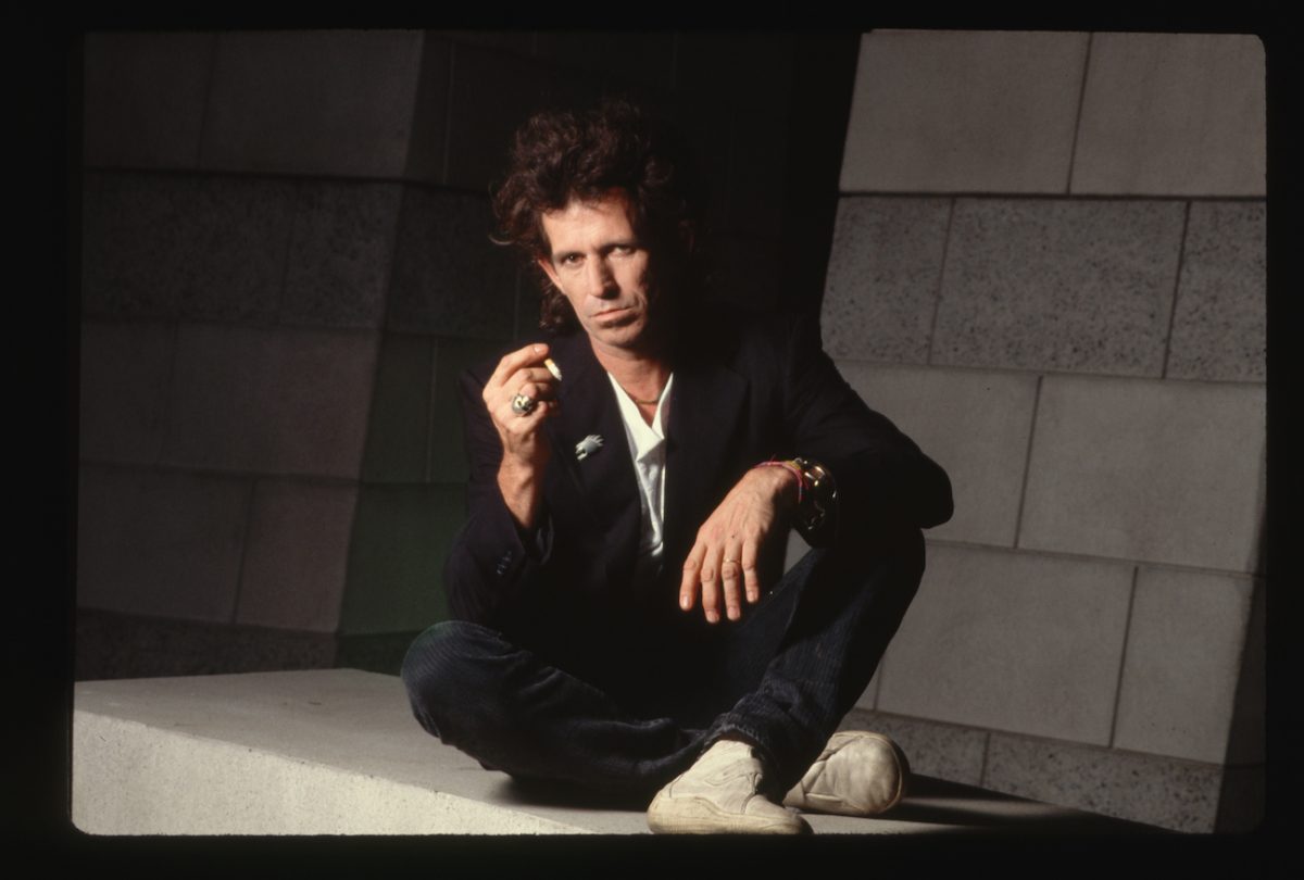 Keith Richards fumant dans le studio en 1988.