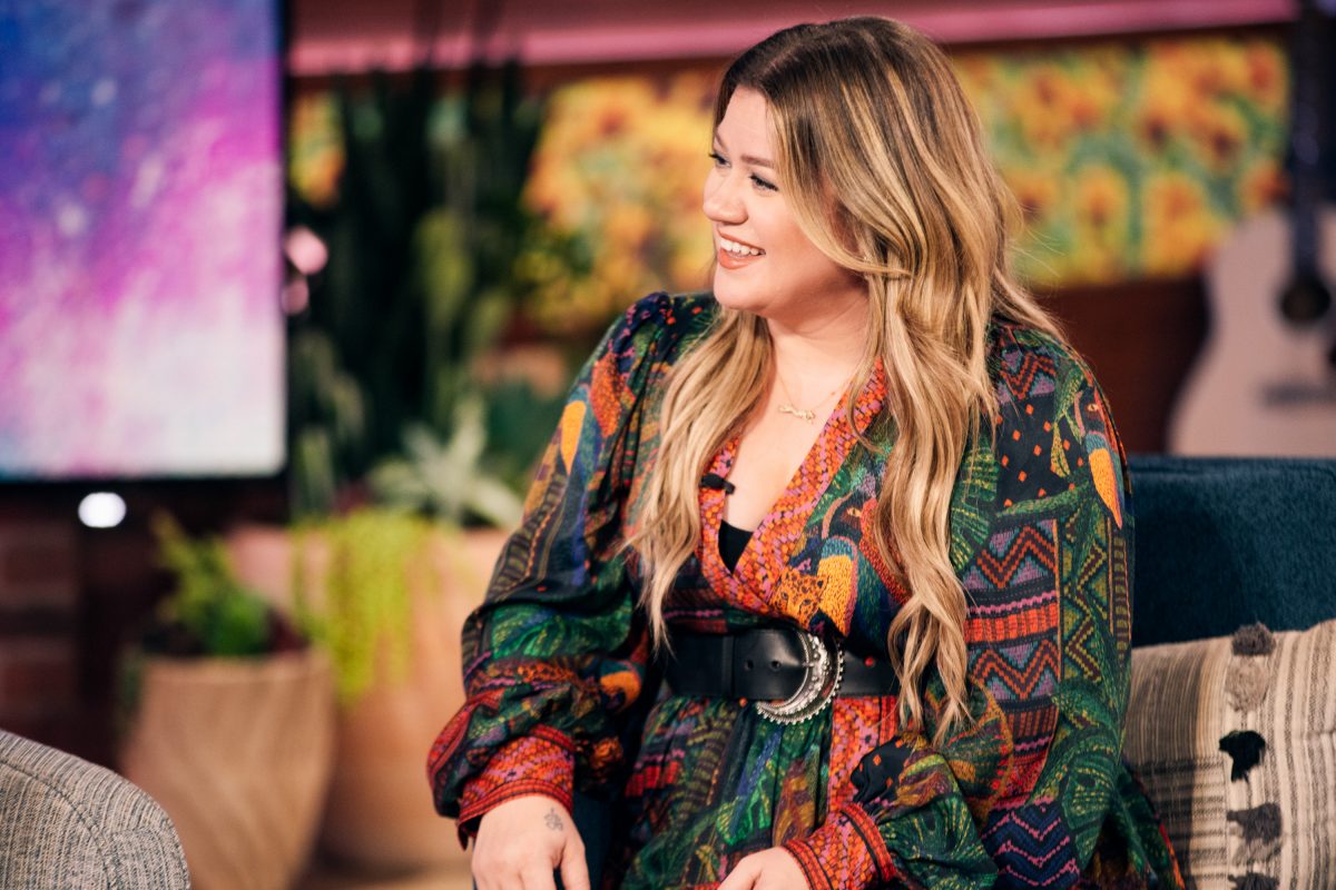 Kelly Clarkson sur 'The Kelly Clarkson Show' souriant et regardant sur le côté