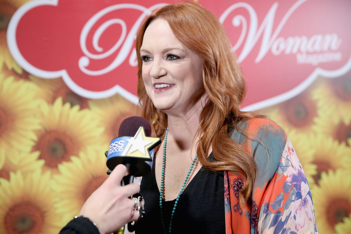 Ree Drummond parle lors d'une interview avec Access pour un événement Pioneer Woman. 