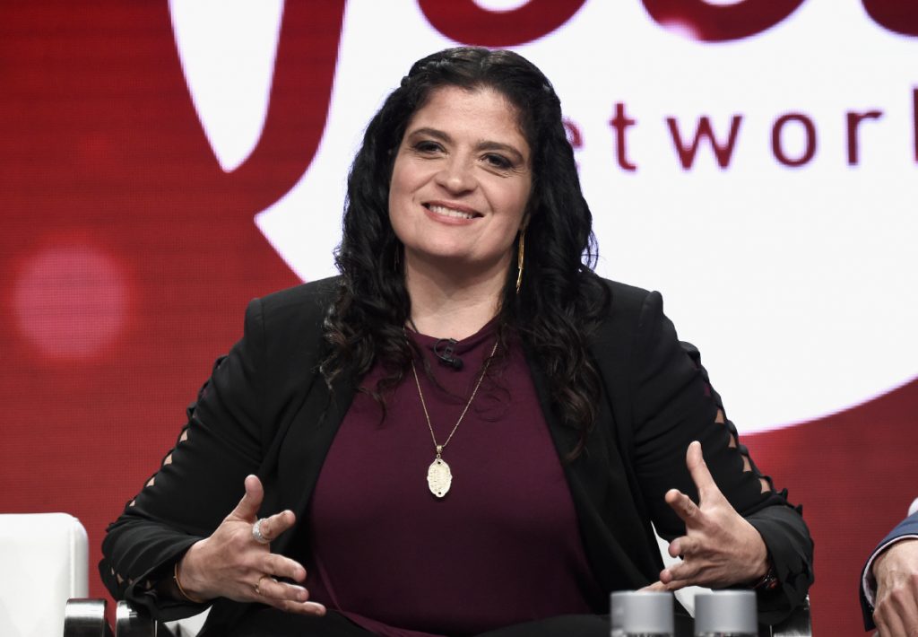 Alex Guarnaschelli est photographié portant une veste noire.