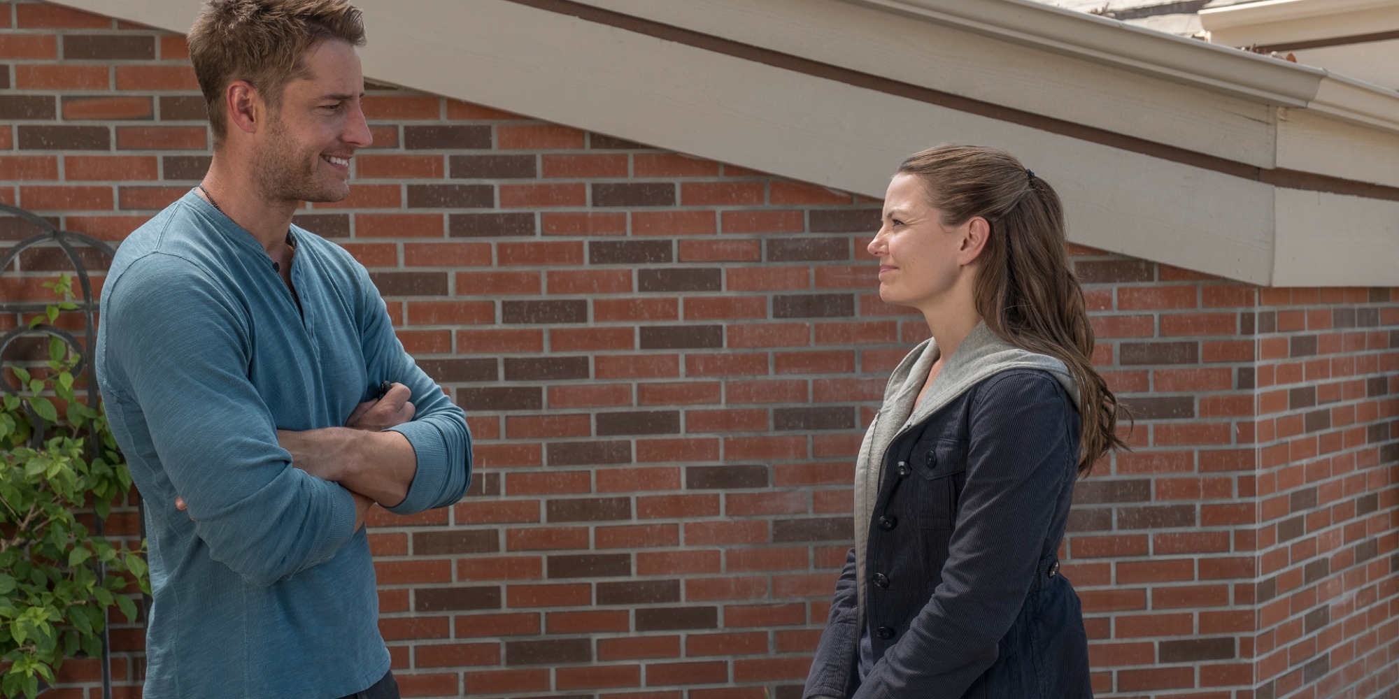 Jennifer Morrison et Justin Hartley sur le tournage de This Is Us.