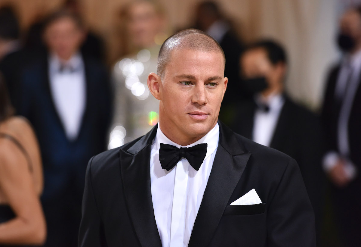 Channing Tatum porte un costume noir sur le tapis rouge