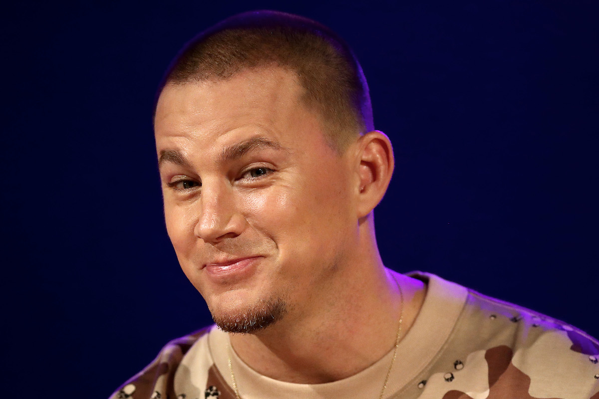 Channing Tatum lève les sourcils et sourit