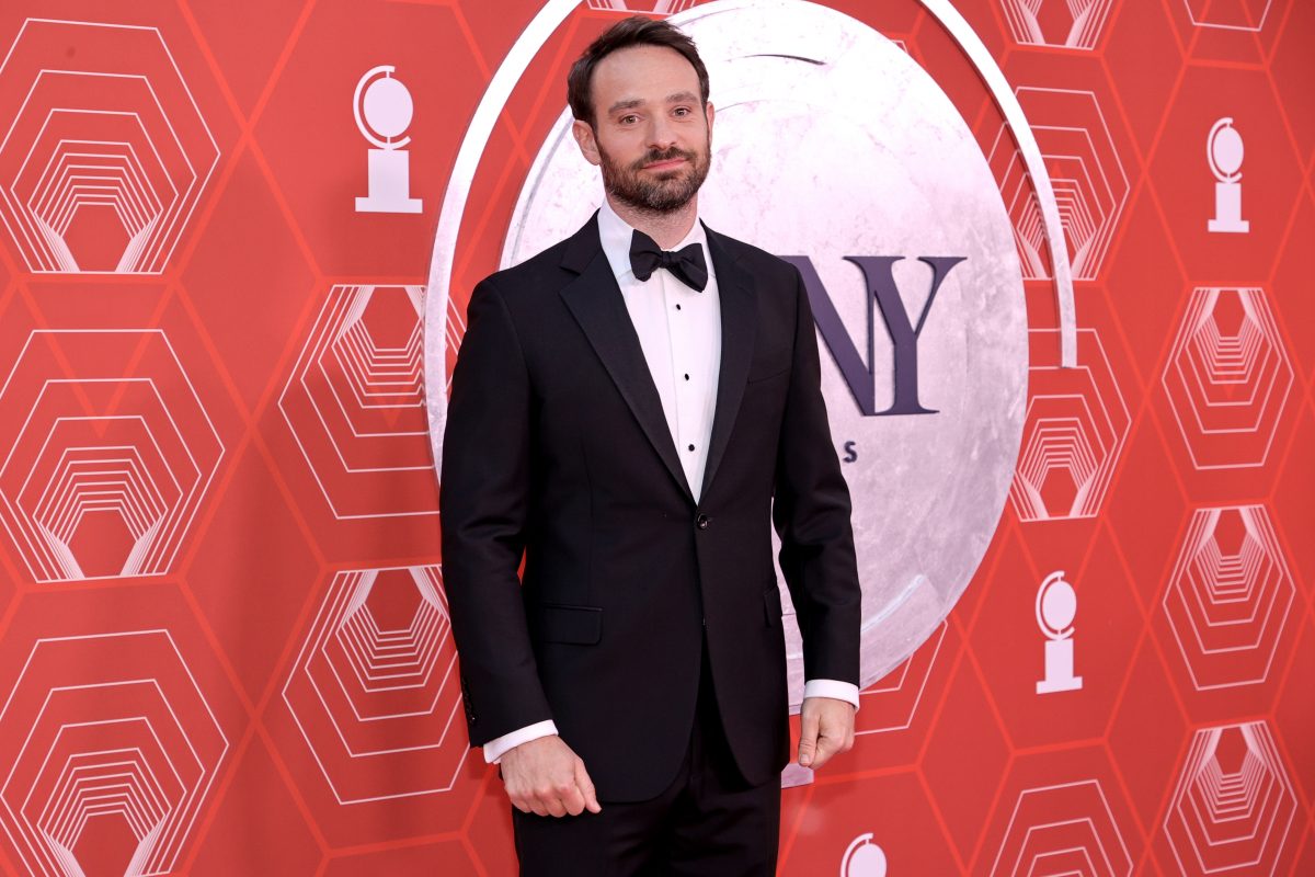 Charlie Cox, qui joue Daredevil dans le MCU, porte un costume noir sur une chemise boutonnée blanche et un nœud papillon noir.