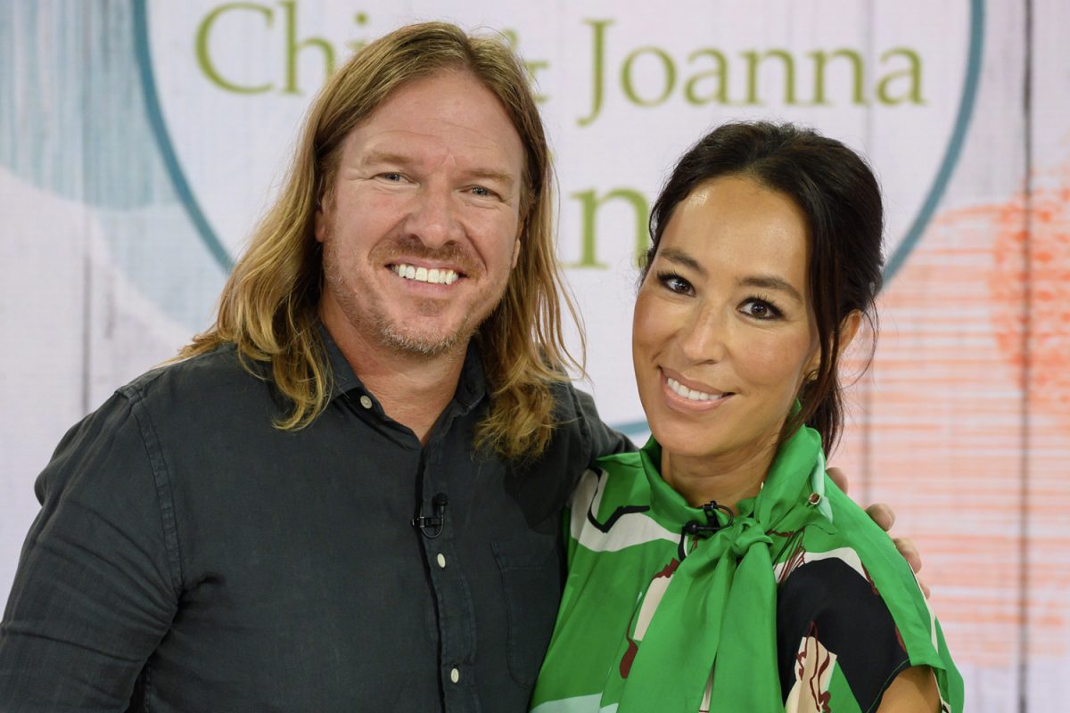 Chip et Joanna Gaines posent et s'embrassent lors d'une visite à l'émission 