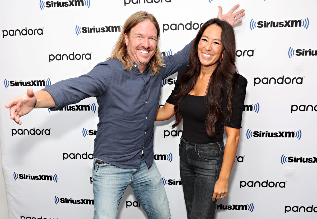 Chip Gaines et Joanna Gaines posant ensemble lors de leur visite aux studios SiriusXM
