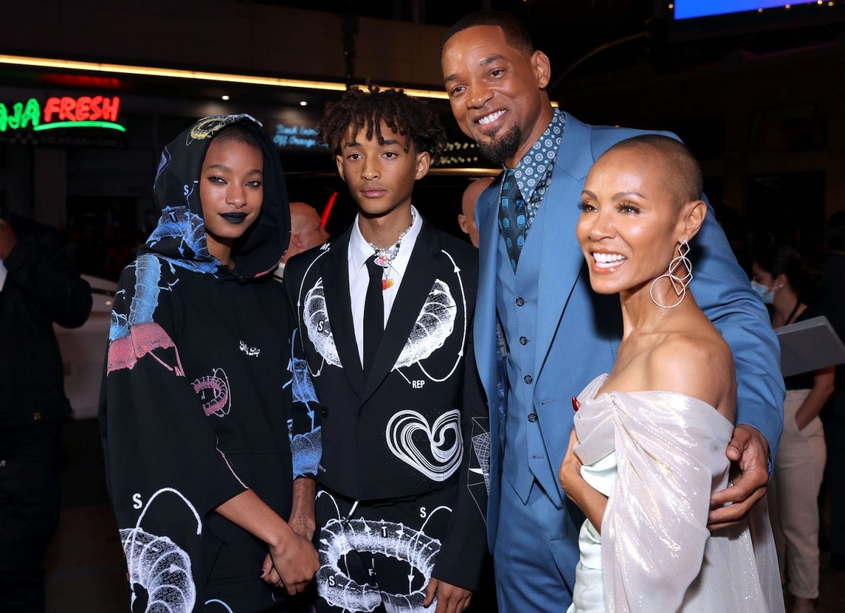 Willow Smith, Jaden Smith, Will Smith et Jada Pinkett Smith debout ensemble et souriant lors d'un événement