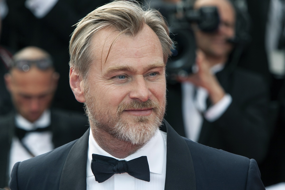 Christopher Nolan posant en costume.