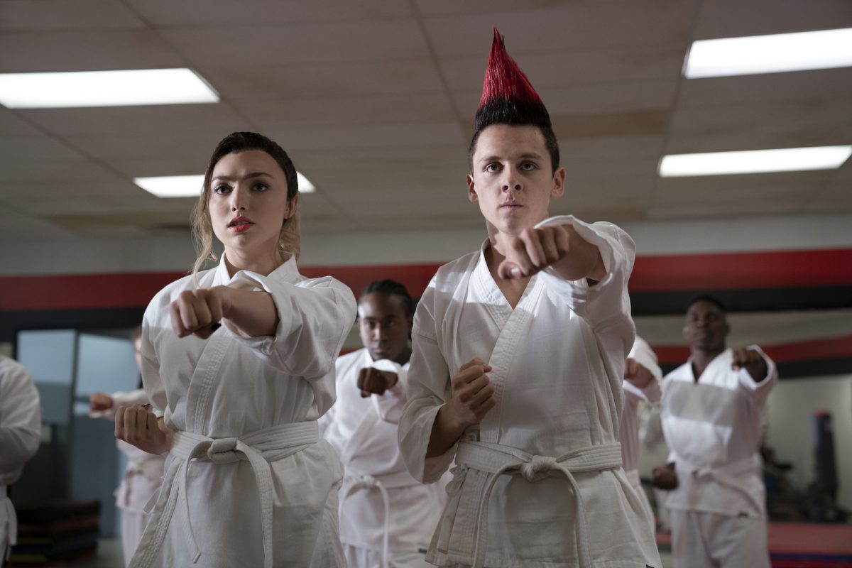 'Cobra Kai': Peyton List et Jacob Bertrand pratiquent des coups de poing dans le dojo
