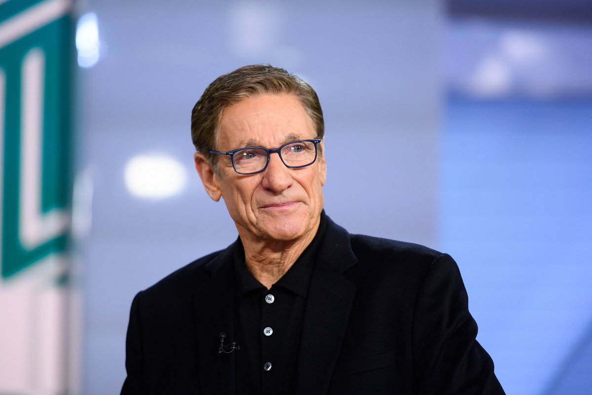 Maury Povich, qui a ses propres enfants, anime le talk-show où il révèle les résultats de paternité