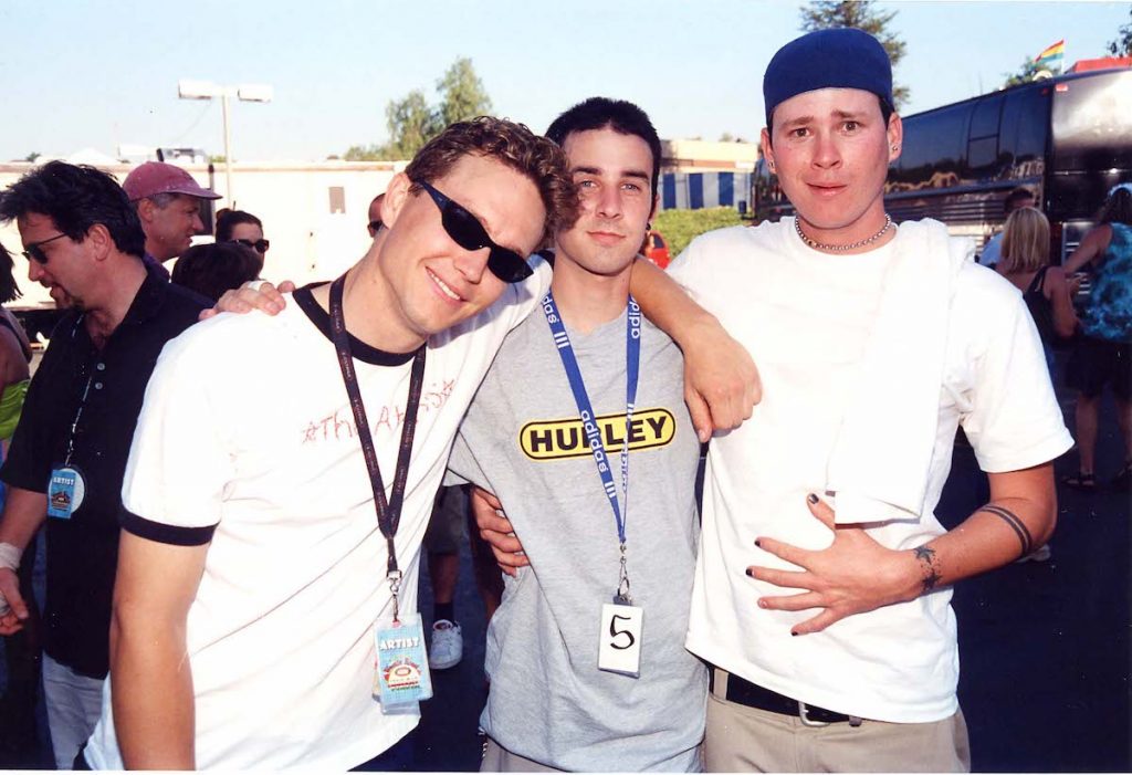 Blink-182 pose pour la caméra lors du concert de Noël KROQ Almost Acoustic 1998 à Los Angeles