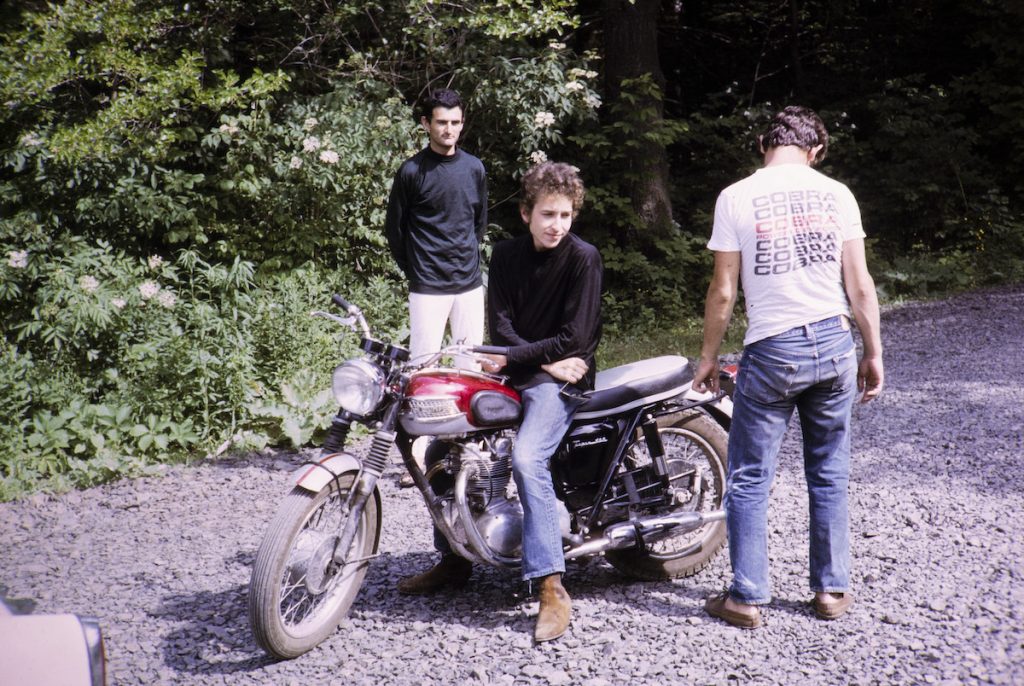 Bob Dylan est assis sur sa moto en 1964
