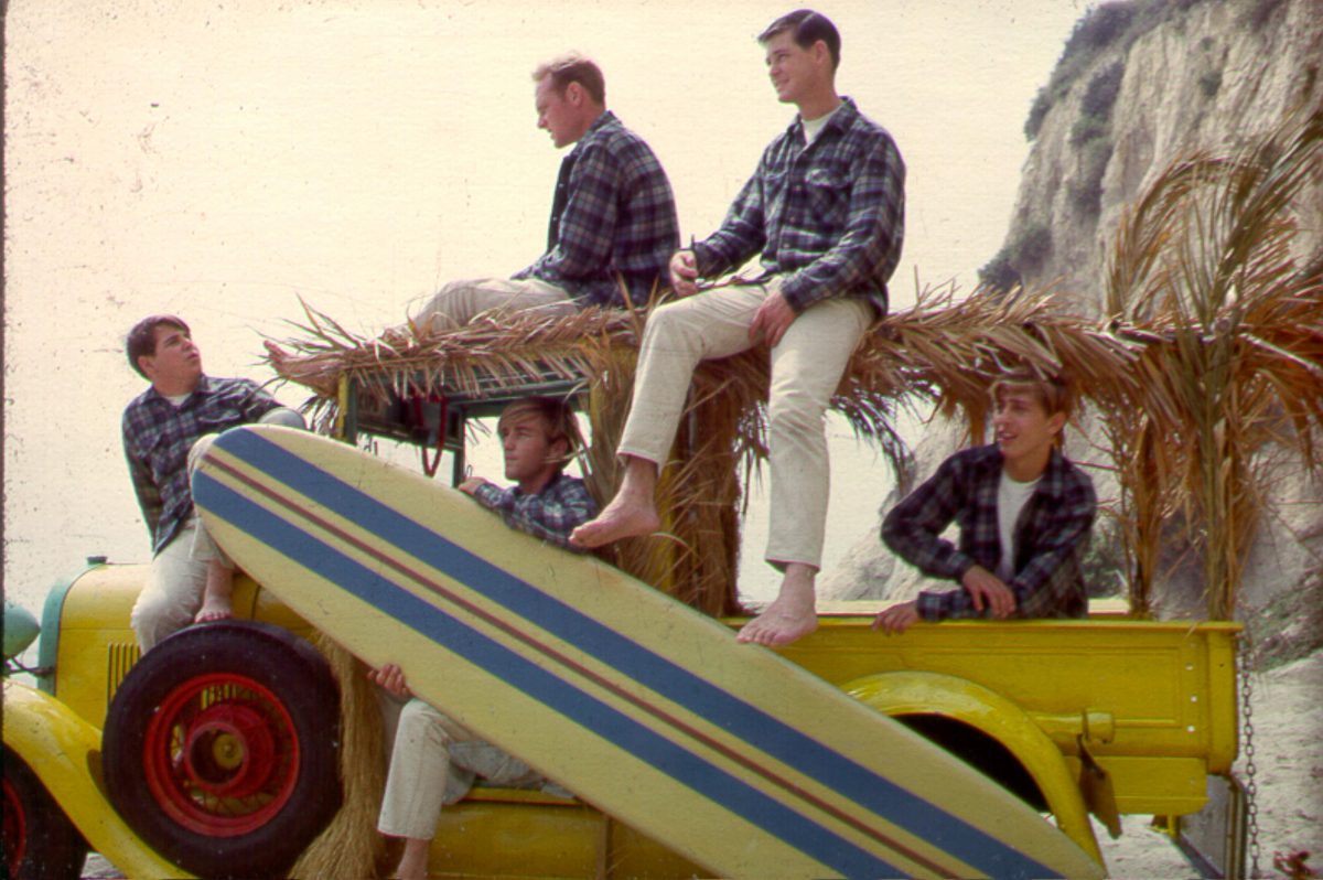 Les Beach Boys avec une voiture