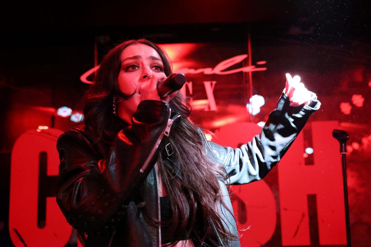 Charli XCX se produit à la soirée de lancement de l'album Charli XCX Crash avec Amazon Music à London Edition - Basement