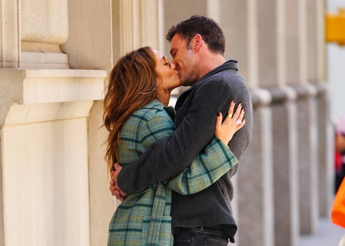Jennifer Lopez et Ben Affleck s'enlacent et s'embrassent. 