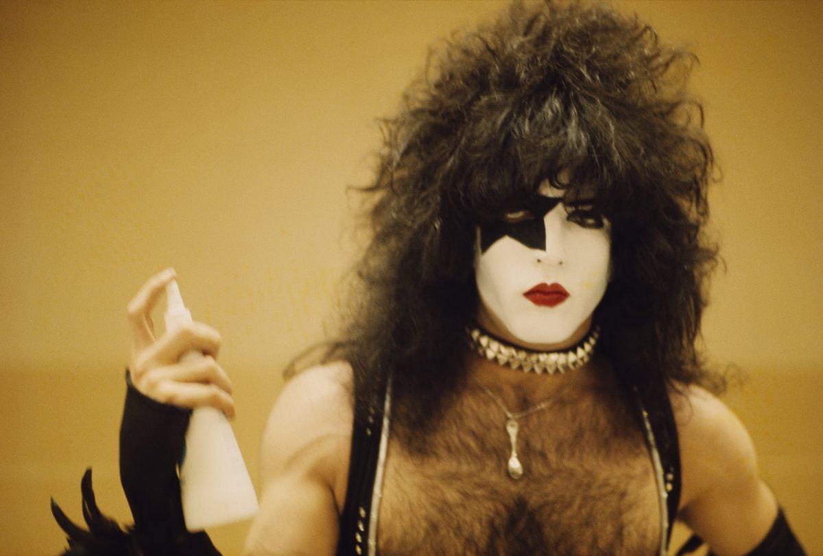 Kiss' Paul Stanley tenant un flacon pulvérisateur