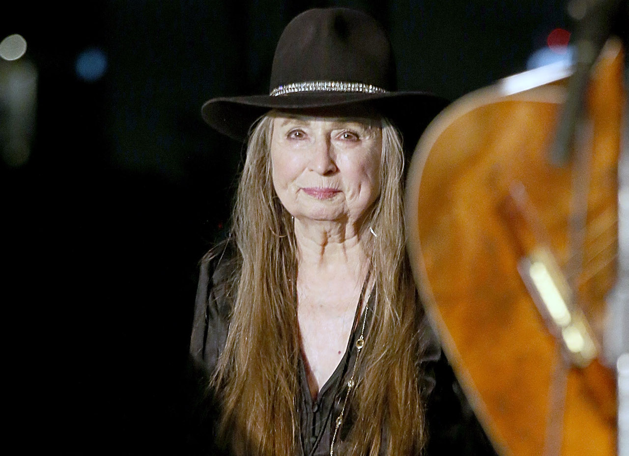 Bobbie Nelson dans un haut noir et un chapeau de cowboy noir 
