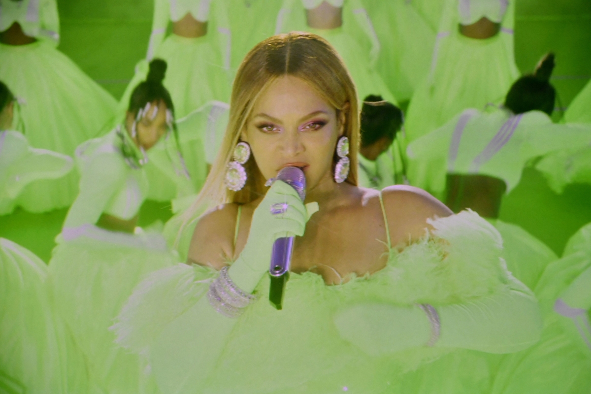 Beyonce chante dans un microphone lors de la 94e cérémonie des Oscars en vert néon à Compton, en Californie