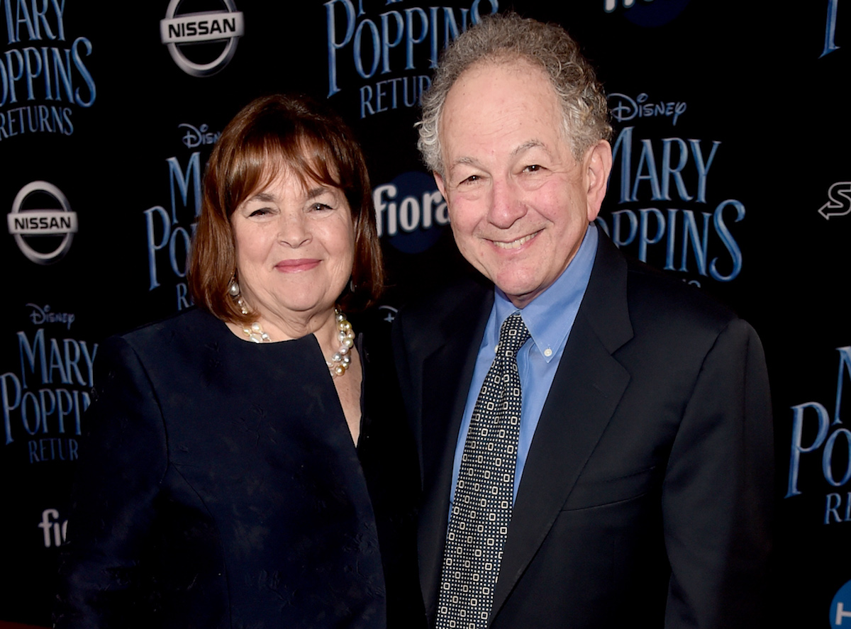 Barefoot Contessa Ina Garten et son mari Jeffrey Garten posent pour les photographes