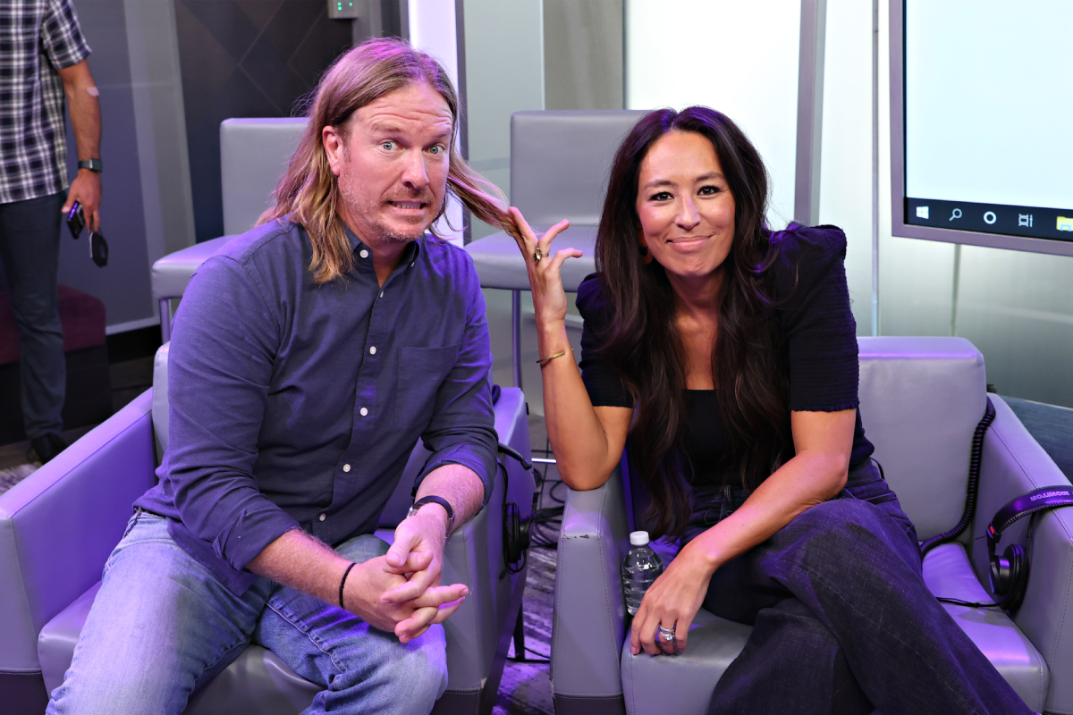 Chip et Joanna Gaines assis sur des chaises avec la star de 'Fixer Upper' semblant effrayés alors que sa femme lui tire les longs cheveux