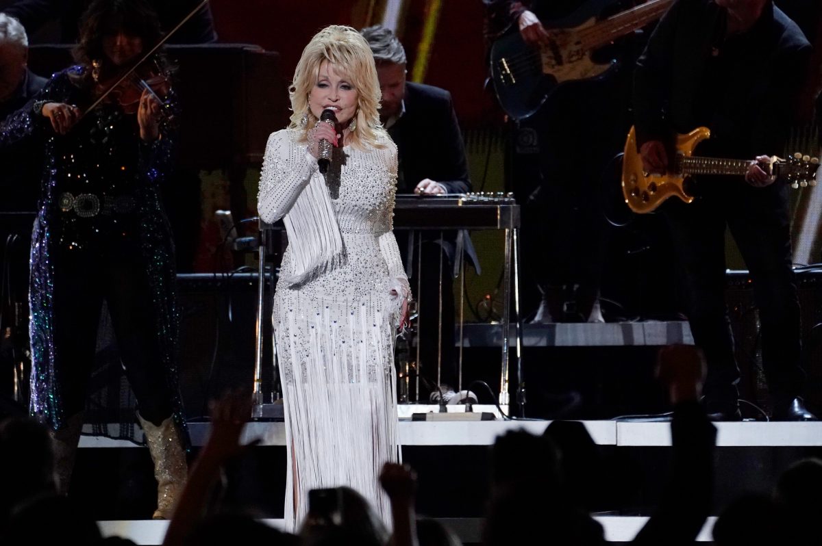 Dolly Parton se produit lors de la 53e cérémonie annuelle des CMA Awards